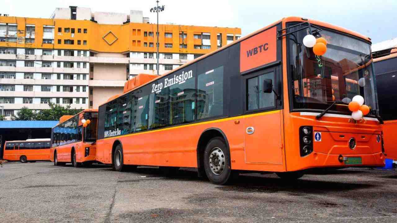 দুর্গাপুজোর আগে রাজ্যে নামছে ৬০০ নতুন বাস, যাত্রী দুর্ভোগ কমানোর বার্তা পরিবহণ মন্ত্রীর